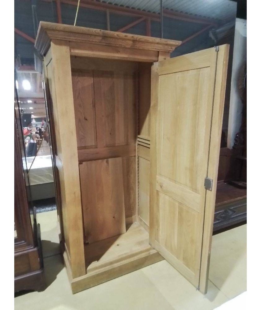 HOMME DEBOUT CHENE MASSIF 