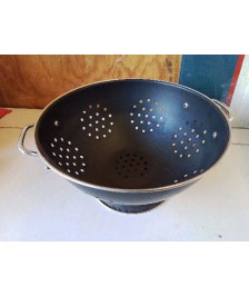 PASSOIRE EN TOLE ÉMAILLÉE 