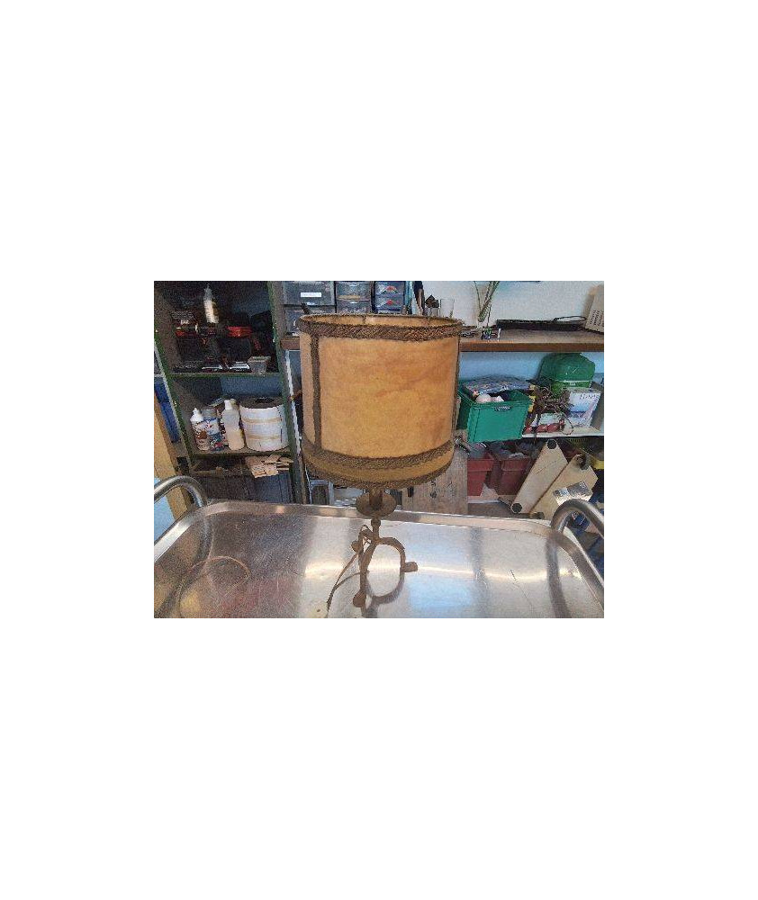 LAMPE ANCIENNE EN VESSIE DE PORC 