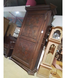 HOMME DEBOUT EN CHENE