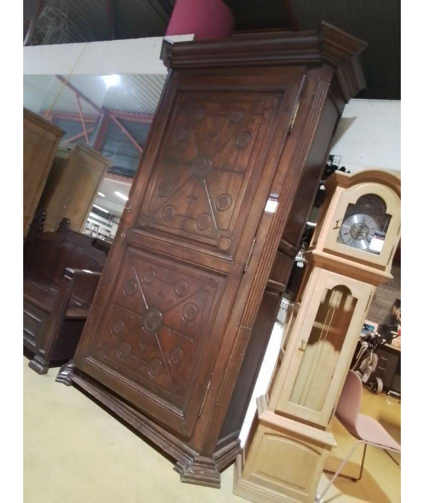 HOMME DEBOUT EN CHENE