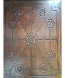 HOMME DEBOUT EN CHENE