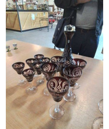 CARAFE ET 11 VERRES CRISTAL TEINTÉ BOHEME EN L\'ÉTAT 