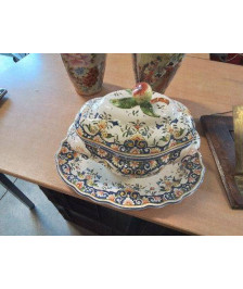 SOUPIÈRE ET SON DORMANT CÉRAMIQUE DÉCOR AUX LAMBREQUINS