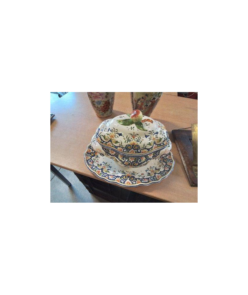 SOUPIÈRE ET SON DORMANT CÉRAMIQUE DÉCOR AUX LAMBREQUINS