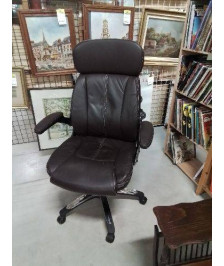 FAUTEUIL DE BUREAU A ROULETTES PIÈTEMENT MÉTAL CHROMÉ ASSISE CUIR ET PU CHOCOLAT