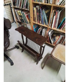 PORTE REVUES BOIS A TABLETTE ET BARREAUX 