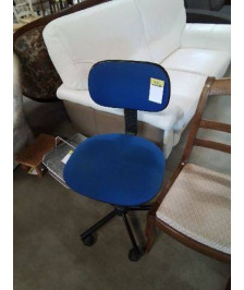 CHAISE DE BUREAU A ROULETTES PIÈTEMENT MÉTAL NOIR ASSISE ET DOSSIER TISSU BLEU 