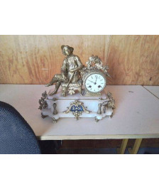 PENDULE BASE EN ALBATRE ET STATUE EN ALLIAGE MÉCANIQUE 