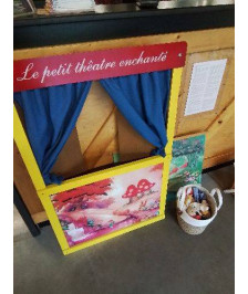 PETIT THÉÂTRE ENCHANTÉ AVEC ACCESSOIRES 