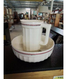 NÉCESSAIRE DE TOILETTE CÉRAMIQUE ECRU LISERÉ VERT ET ROUGE SARREGUEMINES 