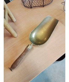 PELLE A CHARBON LAITON MANCHE BOIS 