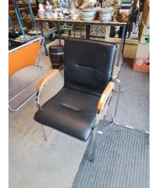 FAUTEUIL D’ACCEUIL MÉTAL CHROMÉ ACCOTOIRS BOIS CLAIR ASSISE PU NOIR 