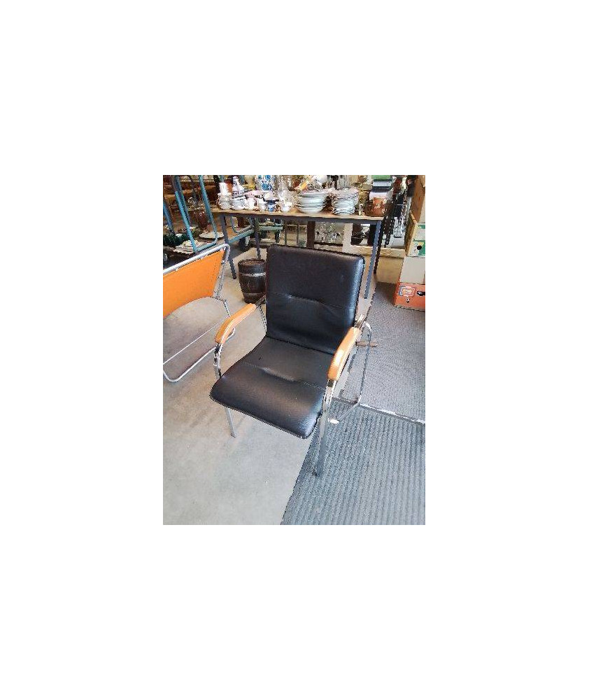 FAUTEUIL D’ACCEUIL MÉTAL CHROMÉ ACCOTOIRS BOIS CLAIR ASSISE PU NOIR 