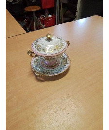 ECUELLE A BOUILLON COUVERTE ET SON PRESENTOIR PORCELAINE DE LIMOGES DECOR E CHALAIS