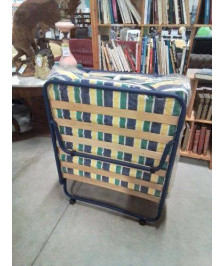 LIT D’APPOINT PLIANT MÉTAL BLEU MATELAS TISSU VERT BLEU JAUNE A RAYURES 