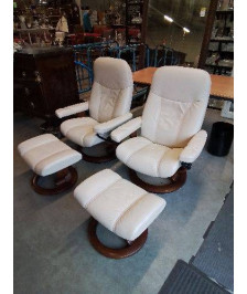 FAUTEUIL ET SON REPOSE PIED STRESSLESS BOIS ASSISE CUIR BEIGE 