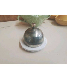 BEURRIER EN METAL ARGENTÉ ET PORCELAINE 