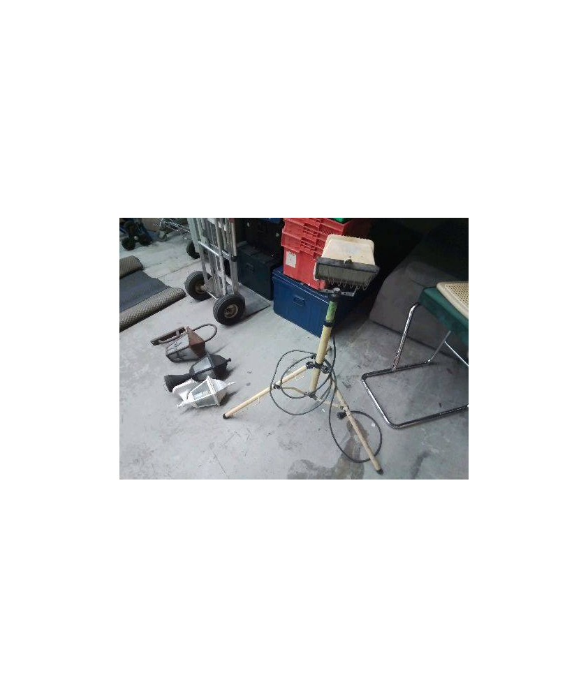 LAMPE DE CHANTIER SUR PIED