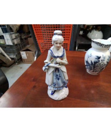 FIGURINE EN PORCALAINE 