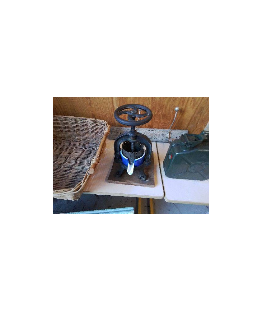 ANCIEN PRESSOIR À FRUIT