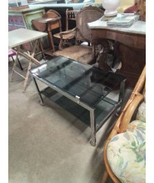 TABLE BASSE RECTANGULAIRE PIÈTEMENT MÉTAL CHROMÉ A ROULETTES 2 PLATEAUX VERRE TEINTÉ ANNÉES 70