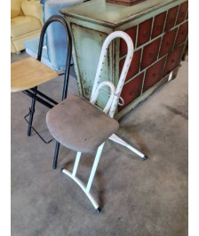 TABOURET DE REPASSAGE PLIANT ASSISE RÉGLABLE TISSU GRIS  PIÈTEMENT MÉTAL BLANC 