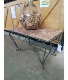 TABLE BASSE RECTANGULAIRE PIÈTEMENT FER FORGÉ VERT ET DORÉ PLATEAU MARBRE ROSE ANNÉES 50