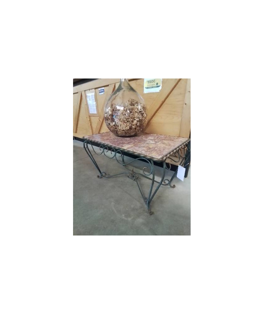TABLE BASSE RECTANGULAIRE PIÈTEMENT FER FORGÉ VERT ET DORÉ PLATEAU MARBRE ROSE ANNÉES 50