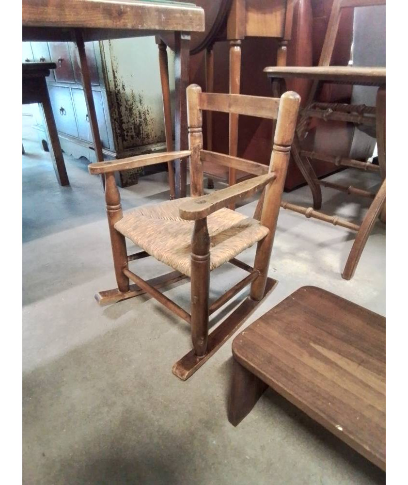 FAUTEUIL A BASCULE ENFANT BOIS PAILLÉ MILIEU XXE 