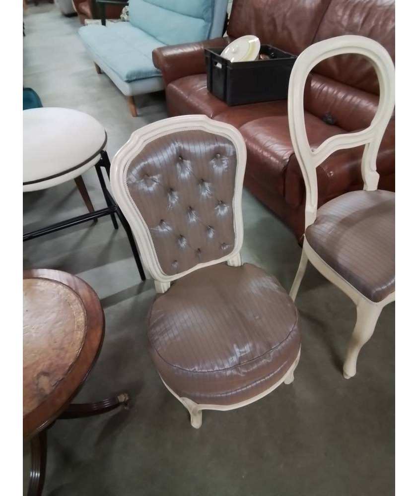 CHAISE BASSE BOIS ECRU CAPITONNÉ TISSU TAUPE