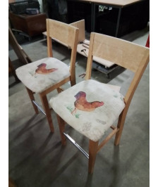 PAIRE DE TABOURETS DE BAR BOIS CLAIR ASSISE CAPITONNÉ AU COQ