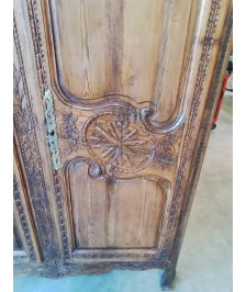 ARMOIRE DE MARIAGE CAUCHOISE PITCHPIN  SCULPTEE AUX COLOMBES