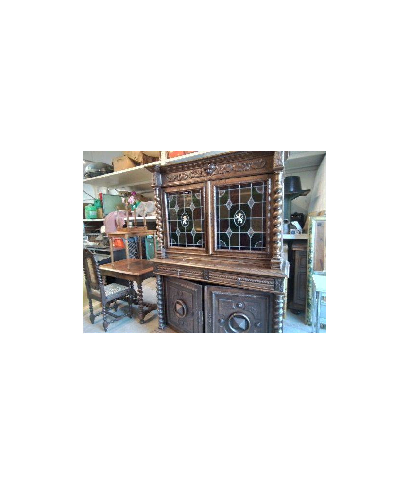BUFFET ANCIEN AVEC VITRAUX 