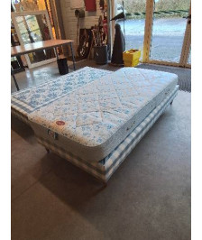 SOMMIER TAPISSER AVEC PIEDS+ MATELAS A RESSORTS ENSACHÉS EPEDA 