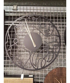 HORLOGE MURALE EN MÉTAL VISAGES 69CM NOIR