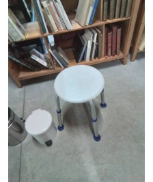 TABOURET DE DOUCHE RÉGLABLE HAUTEUR PIÈTEMENT MÉTAL ASSISE RÉSINE BLANC