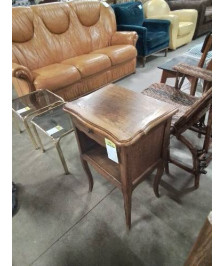 CHEVET PLATEAU CHANTOURNÉ PIEDS GALBÉS 1 TIROIR 1 NICHE STYLE RÉGENCE 