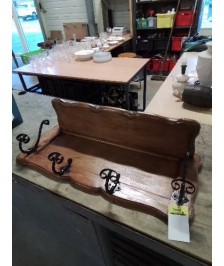 VESTIAIRE MURAL BOIS CLAIR MOULURÉ ET CHANTOURNÉ 4 PATÈRES FER FORGÉ NOIR 