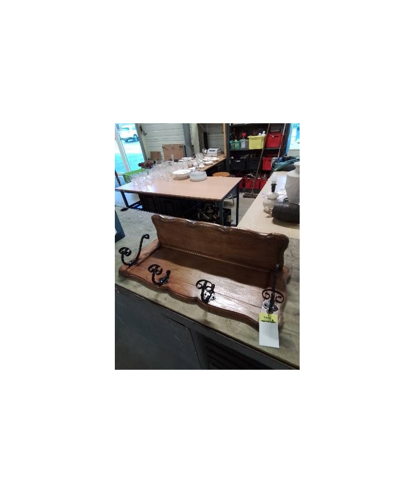 VESTIAIRE MURAL BOIS CLAIR MOULURÉ ET CHANTOURNÉ 4 PATÈRES FER FORGÉ NOIR 