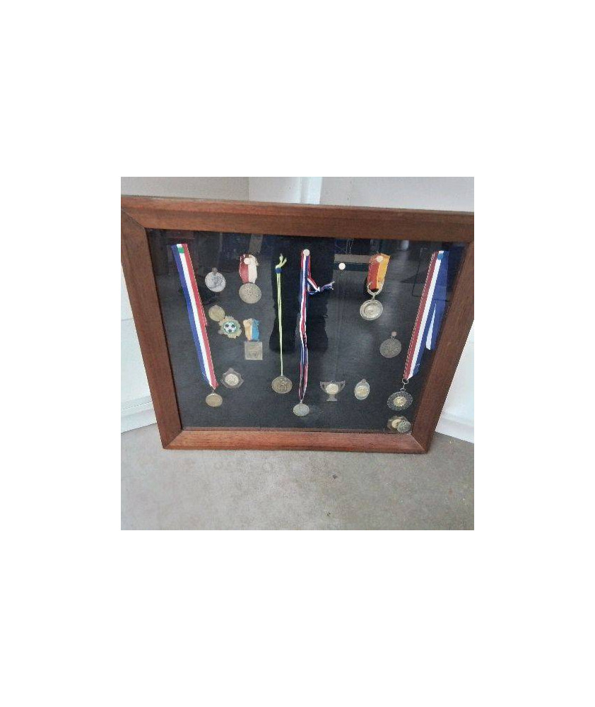 CADRE AVEC MEDAILLES