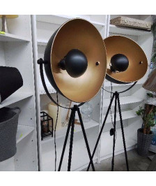 LUMINAIRE NOIR ET OR SUR TREPIED 