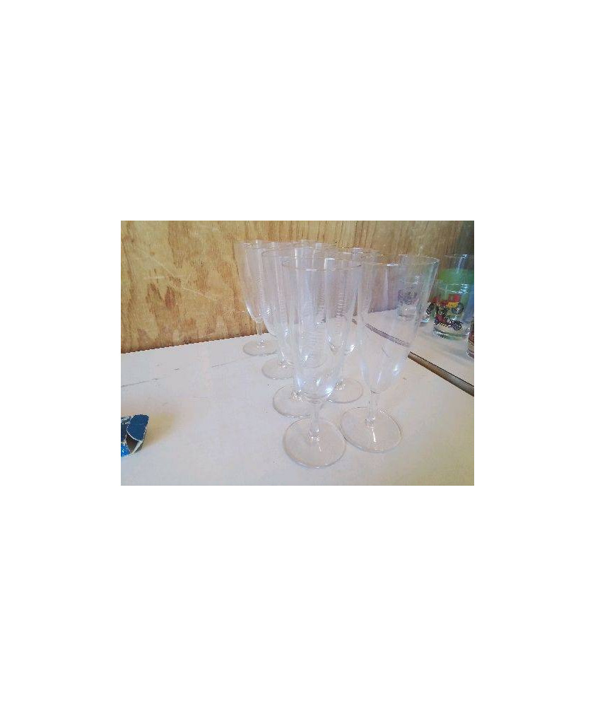 LOT DE 8 FLUTES A CHAMPAGNE 