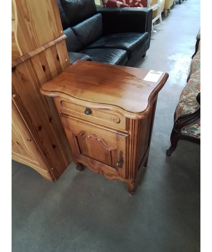 CHEVET BOIS CLAIR PIEDS GALBES DESSUS CHANTOURNÉ 1 TIROIR 1 PORTE STYLE RÉGENCE 