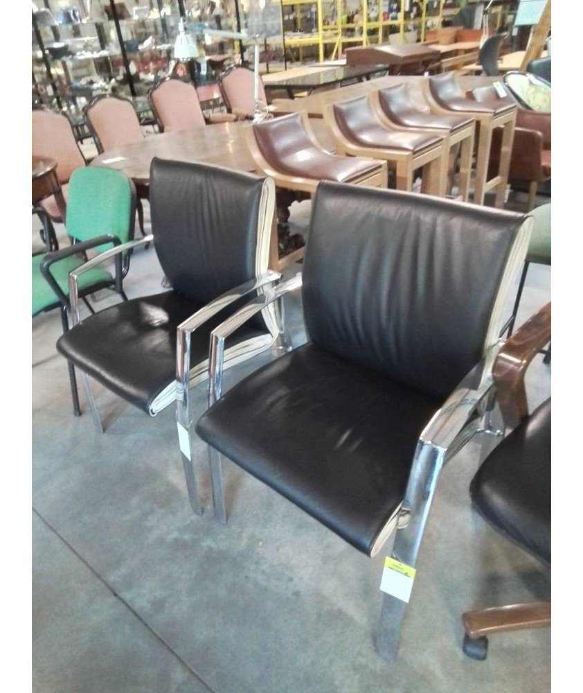 FAUTEUIL PIÈTEMENT MÉTAL CHROMÉ ASSISE CUIR NOIR