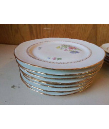 LOT 8 ASSIETTES EN PORCELAINE 