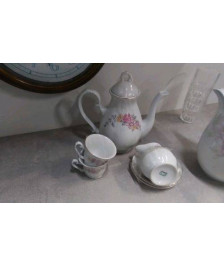 TASSES X2 + CAFETIERE+ POT A LAIT 