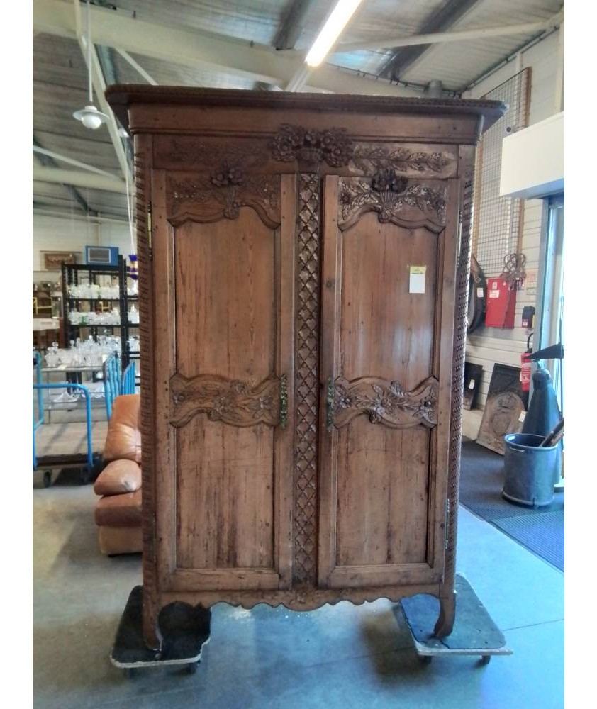 ARMOIRE CAUCHOISE DE MARIAGE PITCHPIN SCULPTÉ AU PANIER 