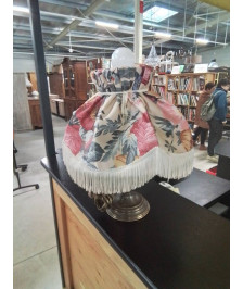 LAMPE MÉTAL DORÉ ET VERRE ORANGE AJ VOLANT A FRANGES TISSU ECRU FLEURI 