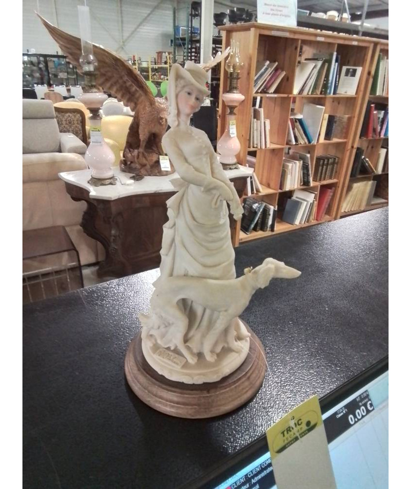 STATUETTE RESINE FEMME AU LEVRIER A BELCARI